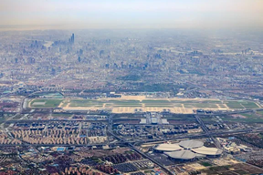 上海辦公樓臨空園區(qū)內(nèi)，為白領(lǐng)送餐的竟是6個“機器人”！