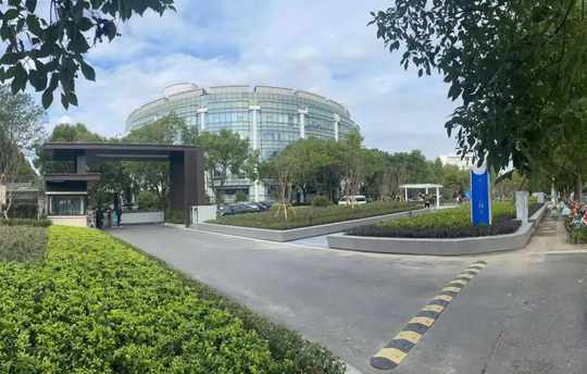 寶山大場這幢辦公樓下建了個小公園！